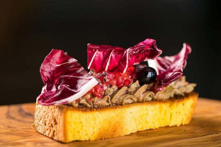 Crostino di pan brioche con patè di fegatini, frutti rossi, grue di cacao e radicchio (Il Podere di Marfisa 
Hotel, cucina e vitigni a Farnese)