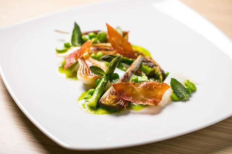 Baccalà in olio cottura, salsa di baccelli di piselli e vignarola, prosciutto crudo croccante e menta (Il Podere di Marfisa 
Hotel, cucina e vitigni a Farnese)