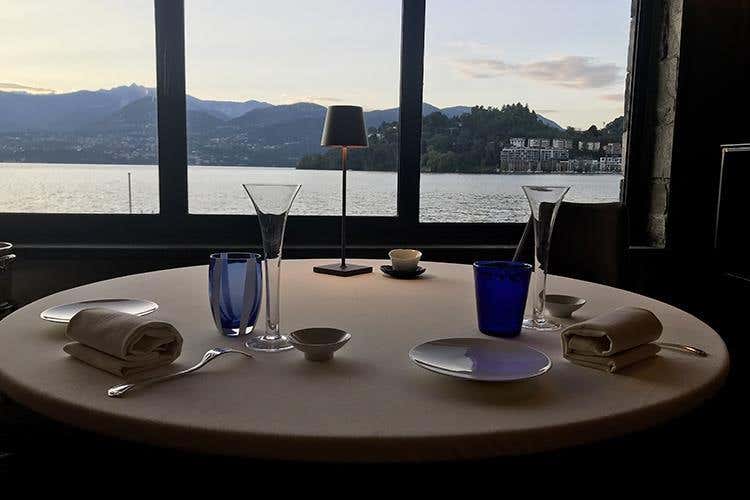 La mise en place al Ristorante La Tavola (Il Porticciolo, la stella sul lago 
che non potremo più scordare)