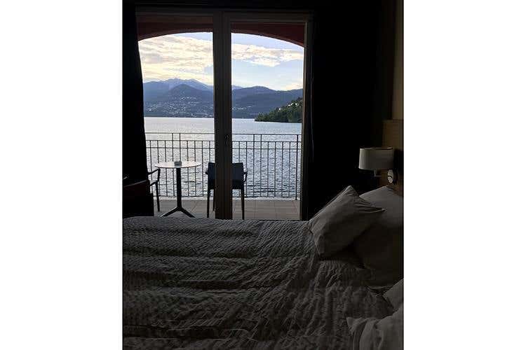 La camera e la vetrata con affaccio sul lago (Il Porticciolo, la stella sul lago che non potremo più scordare)