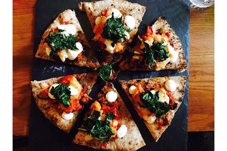 (£$Il posto del cuore$£ 
Da Bijou, a Montmartre, una pizza da re)