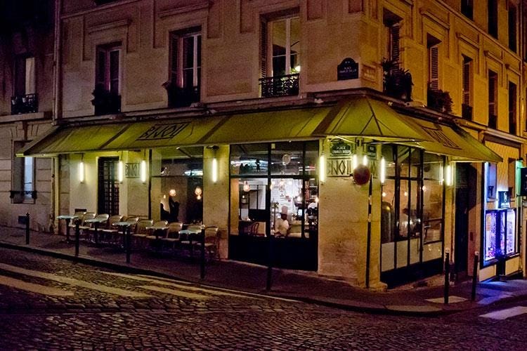 (£$Il posto del cuore$£ 
Da Bijou, a Montmartre, una pizza da re)