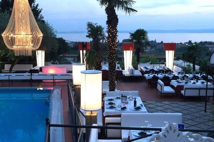 (£$Il posto del cuore$£ 
Hollywood di Bardolino, musica e coccole)