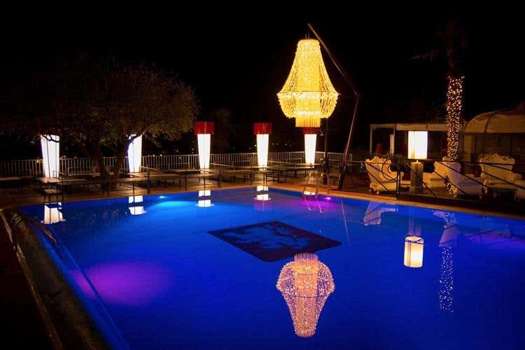 (£$Il posto del cuore$£ 
Hollywood di Bardolino, musica e coccole)