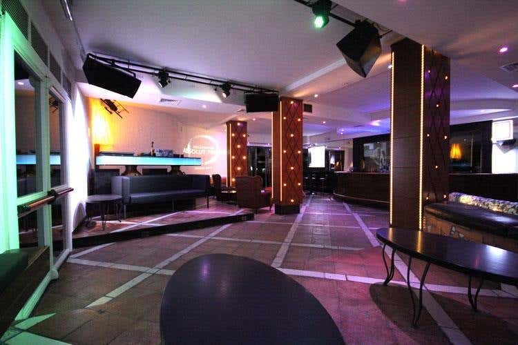 (£$Il posto del cuore$£ 
Hollywood di Bardolino, musica e coccole)