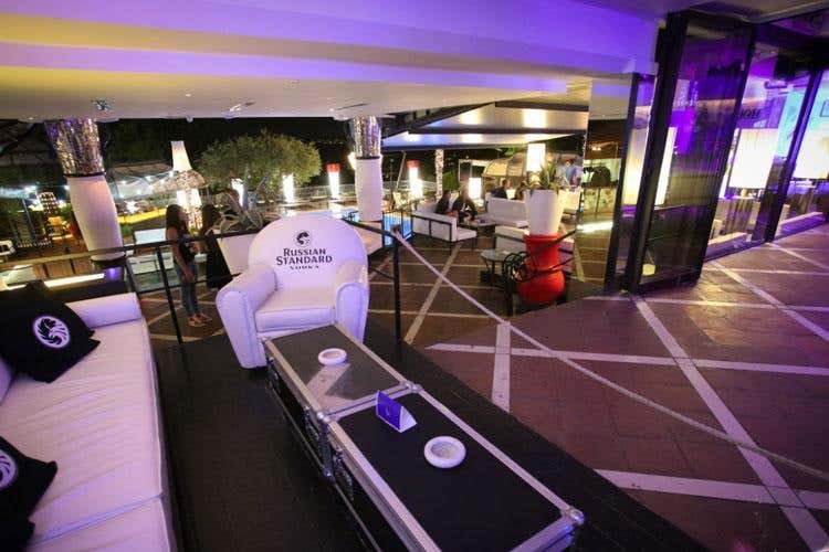 (£$Il posto del cuore$£ 
Hollywood di Bardolino, musica e coccole)