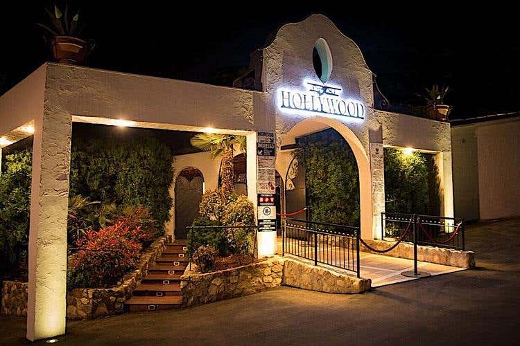 (£$Il posto del cuore$£ 
Hollywood di Bardolino, musica e coccole)