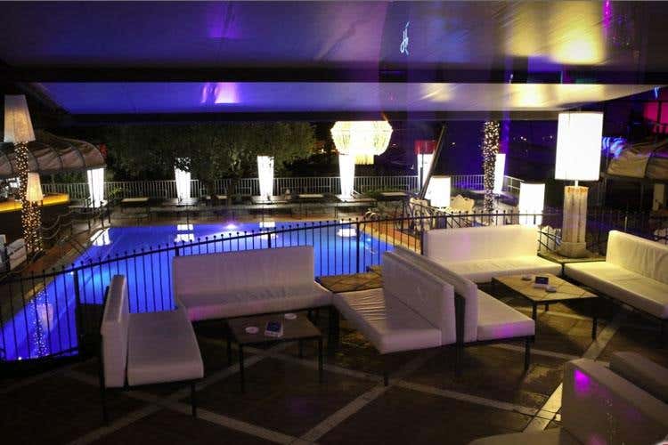 (£$Il posto del cuore$£ 
Hollywood di Bardolino, musica e coccole)