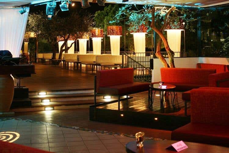 (£$Il posto del cuore$£ 
Hollywood di Bardolino, musica e coccole)