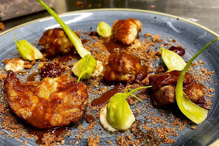 Animelle di vitello caramellate con puntarelle croccanti e terra di polenta alla fava di cacao, cappero fritto e gel al gin tonic (Il Posto del cuore 
Drink e cucina a LabVeroAmore)