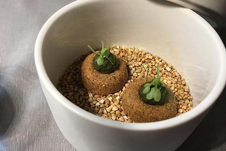 Biscotto al saraceno e bitto con patate ed erbette - Il territorio nel piatto, senza eccezioni 
La cucina di Federico Beretta a Feel Como