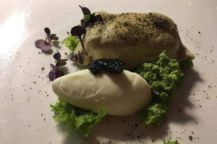 Storione tonné, gelato all'extravergine d'oliva, caviale, capperi e lattuga - Il territorio nel piatto, senza eccezioni 
La cucina di Federico Beretta a Feel Como