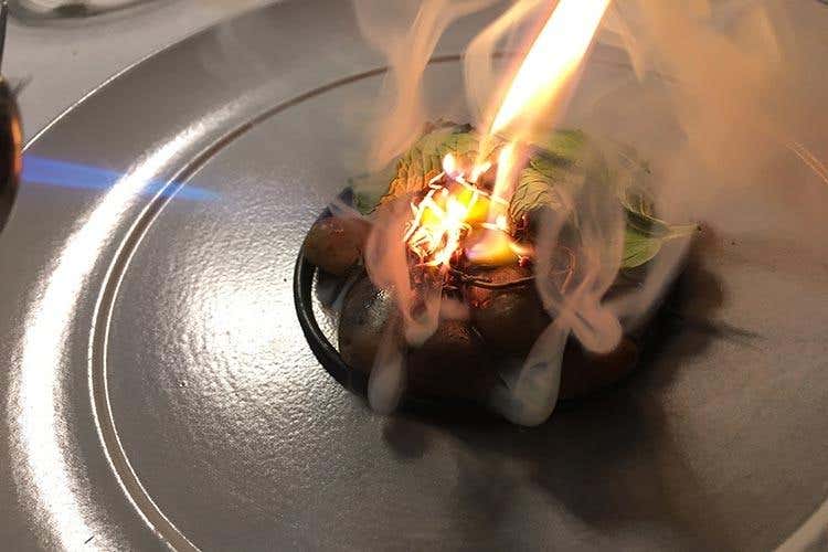 Salmerino affumicato, menta, gel al sambuco, lamponi e rafano (parte 1) - Il territorio nel piatto, senza eccezioni 
La cucina di Federico Beretta a Feel Como