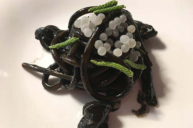 Spaghettoni all'aglio nero, lumache, perle di sottobosco e piantaggine - Il territorio nel piatto, senza eccezioni 
La cucina di Federico Beretta a Feel Como