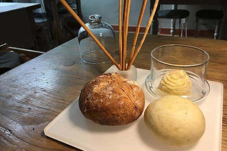 Pane ai cereali con cumino, al vapore con menta e rosmarino, grissini alla lavanda, accompagnati da burro d'alpeggio affumicato - Il territorio nel piatto, senza eccezioni 
La cucina di Federico Beretta a Feel Como