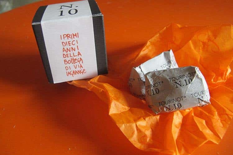 (Il Tourinot n. 10 di Guido Gobino 
celebra dieci anni di dolci creazioni)