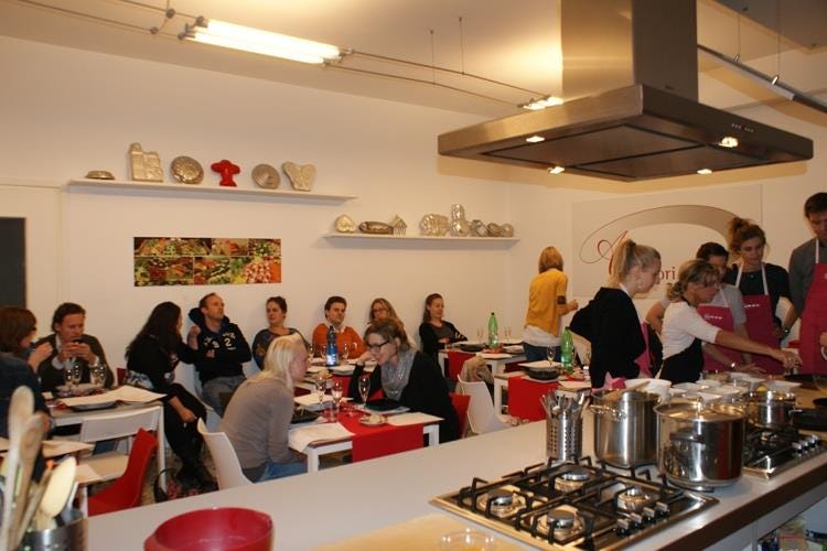 (Imparare a cucinare è facile 
all’Atelier dei Sapori a Milano)
