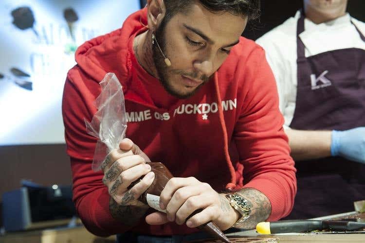 Emis Killa - In 34mila al Salon du Chocolat 
Non c'è dolce senza design, moda e arte