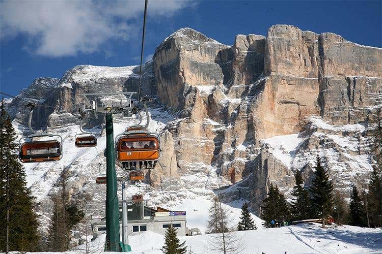 Badia, Seggiovia Santa Croce - In Alta Badia si scia ma non solo 
Il fascino delle Dolomiti tra storia e arte