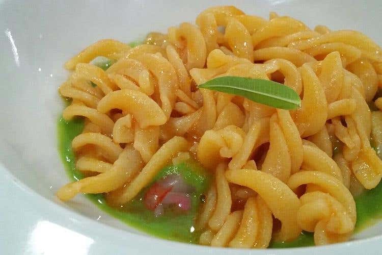 Fusilli con gamberi siciliani, verdure di stagione e pasta di pistacchi all'erba limoncina (Alessandro Negrini) - Intolleranza, da problema a possibilità 
nelle mani di Morelli, Negrini e Terreni