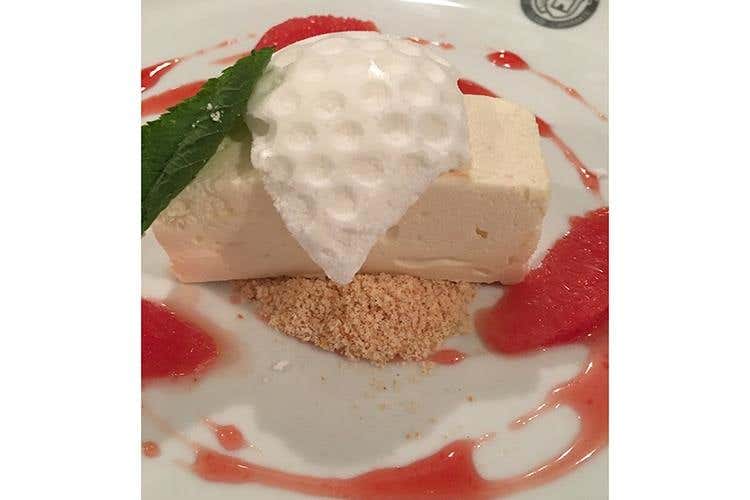 Cioccolato bianco, meringa, pompelmo rosa e Campari (Michele Terreni) - Intolleranza, da problema a possibilità 
nelle mani di Morelli, Negrini e Terreni