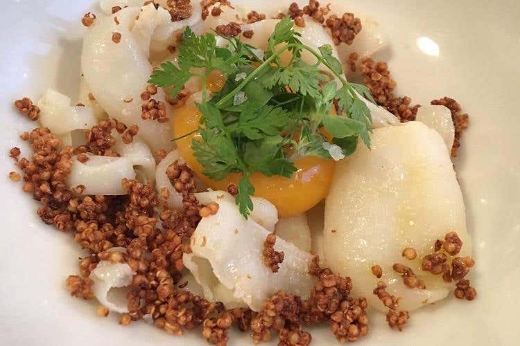 Tuorlo di uovo tiepido accompagnato da quinoa croccante e calamaro al profumo di erbe (Giancarlo Morelli) - Intolleranza, da problema a possibilità 
nelle mani di Morelli, Negrini e Terreni
