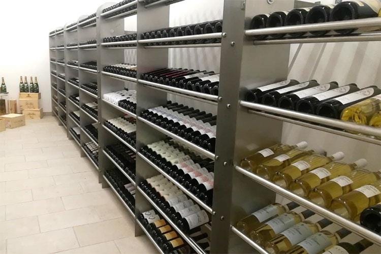 La biblioteca del vino (Intrecci, una scuola di alta formazione 
per rivoluzionare il mondo della sala)