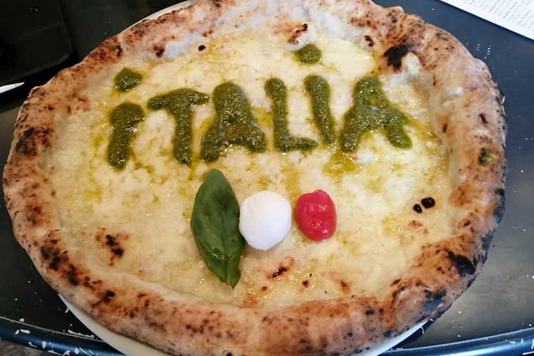 La pizza italiana di Gino Sorbillo (Italia-Francia, pace fatta. Di Maio: 
Chi di pizza ferisce, di pizza gioisce)