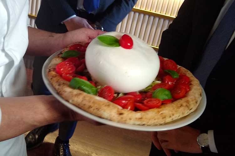 La pizza italiana di Gino Sorbillo (Italia-Francia, pace fatta. Di Maio: 
Chi di pizza ferisce, di pizza gioisce)