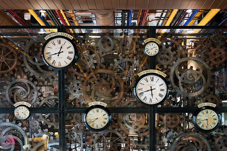 Gli orologi con i fusi orari del caffè (foto: Andrea Martiradonna)
