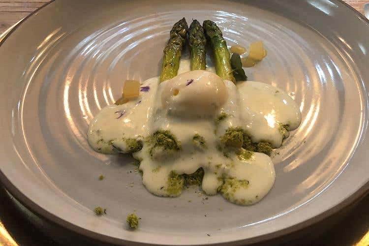 Asparago, uovo, aceto di mele, violetta e caprino (Italian Pale Ale di Birra Moretti 
Aromi intensi, per un gusto tutto italiano)