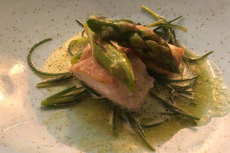 Ombrina, cicorie, asparagi e levistico (Italian Pale Ale di Birra Moretti 
Aromi intensi, per un gusto tutto italiano)