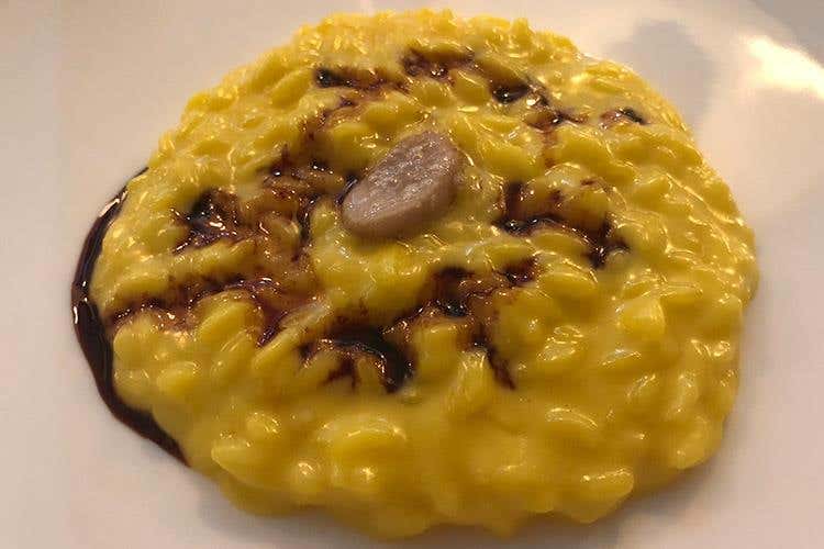 Risotto mantecato allo zafferano con caramello al vino rosso (Italian Pale Ale di Birra Moretti 
Aromi intensi, per un gusto tutto italiano)