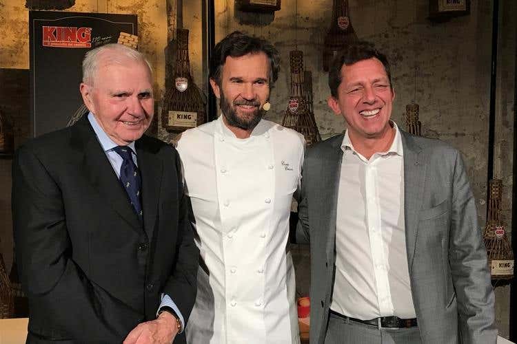 Mario Dukcevich, Carlo Cracco e Vladimir Dukcevich (King's, il prosciutto nel cestello 
compie 110 anni e festeggia a Milano)