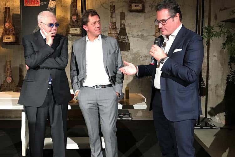 Mario e Vladimir Dukcevich con Mario Cichetti del Consorzio San Daniele (King's, il prosciutto nel cestello 
compie 110 anni e festeggia a Milano)