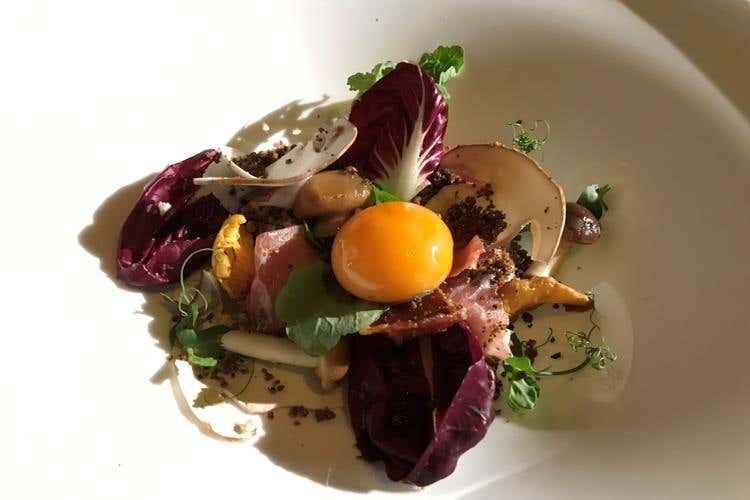 Tuorlo, funghi e terra con chips di Prosciutto Veneto (King's, il prosciutto nel cestello 
compie 110 anni e festeggia a Milano)