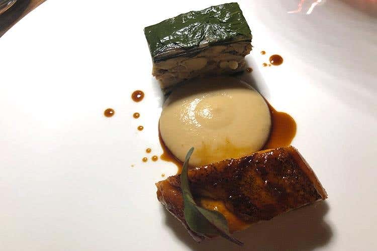 Petto di faraona arrostito, crema di mele alla senape e terrina di faraona avvolta nella bieta (L'Alchimia di Alberto Tasinato 
Cucina e mixology al passo con i tempi)