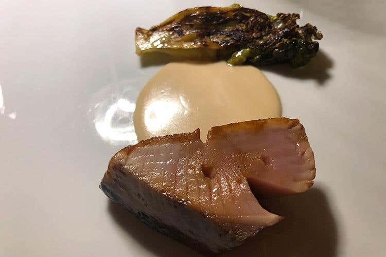 Palamita, salsa yakitori, crema di mandorle affumicate e lattughino alla brace (L'Alchimia di Alberto Tasinato 
Cucina e mixology al passo con i tempi)