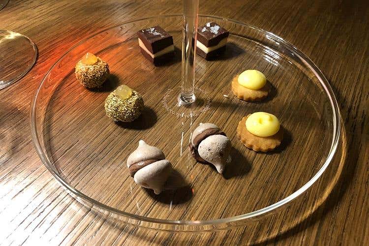 Piccola pasticceria (L'Alchimia di Alberto Tasinato 
Cucina e mixology al passo con i tempi)