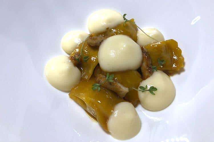 Ravioli del plin farciti con campone all'arancia, anguilla alla brace e una spuma di patate affumicata (L'Alchimia di Alberto Tasinato 
Cucina e mixology al passo con i tempi)