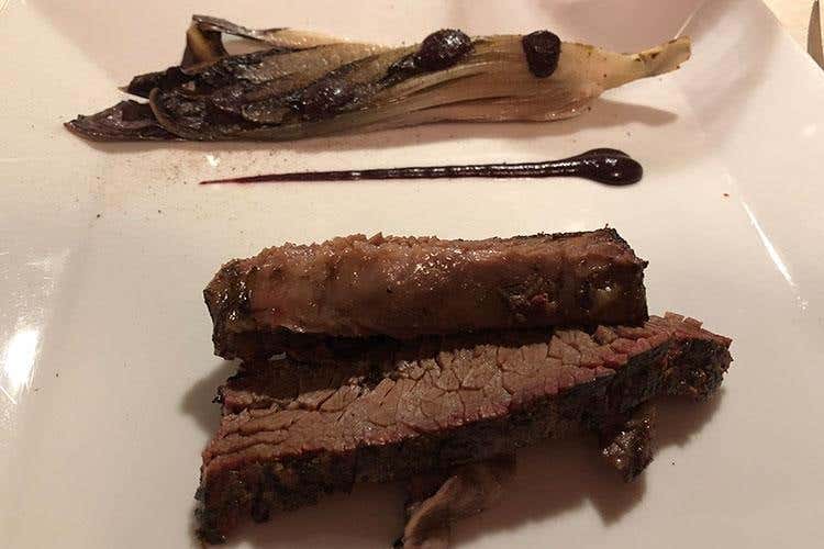 Fracosta di bue grasso al rosmarino con trevisano grigliato (10 ore) (L'arte del barbecue alla Braseria La novità è l'affumicatura