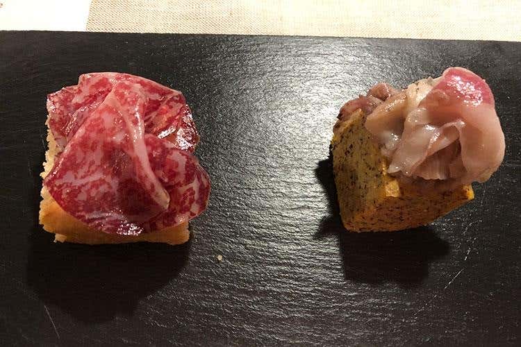 Focaccia integrale con bresaola di Wagyu e Mais rosso rostrato con lardo di Wagyu (L'arte del barbecue alla Braseria La novità è l'affumicatura