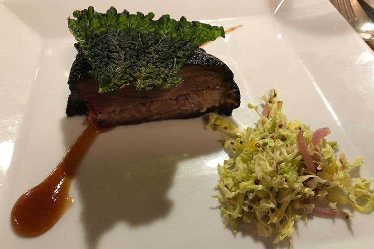 Costine di maiale con salsa bbq e insalatina di verza (7 ore) (L'arte del barbecue alla Braseria La novità è l'affumicatura