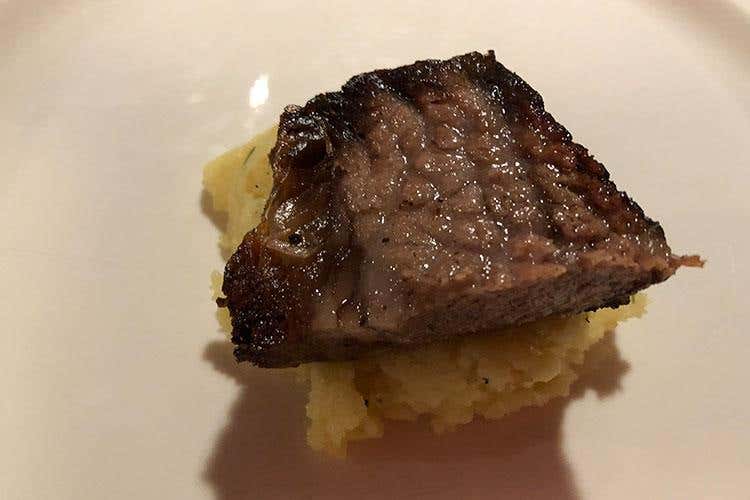Punta di petto di Wagyu alla paprika con purè di patate (12 ore) (L'arte del barbecue alla Braseria La novità è l'affumicatura