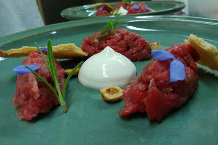 Tartare di limousine e spuma di parmigiano - L’Enosteria di Marwan e Roberta 
Aria di casa e qualità a Fossombrone