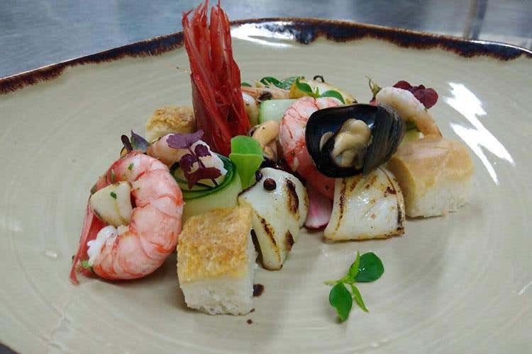 Crudo di gambero rosso, perle di limone, burrata e melanzana affumicata - L’Enosteria di Marwan e Roberta 
Aria di casa e qualità a Fossombrone