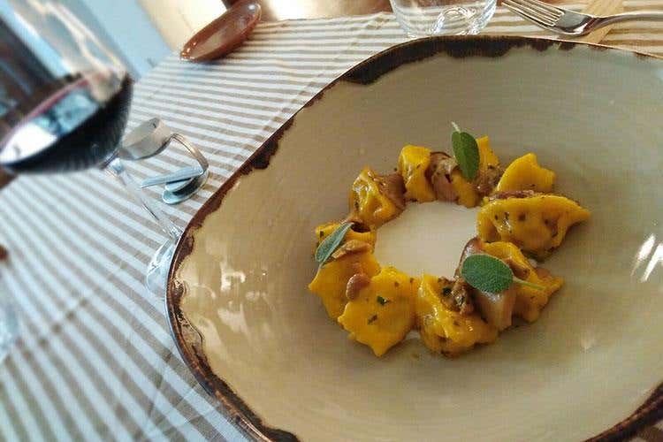 Plin con patate rosse di Sompiano, porcini e fonduta di caprino S. Patrignano - L’Enosteria di Marwan e Roberta 
Aria di casa e qualità a Fossombrone