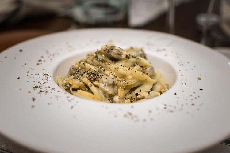 Spaghettone vongole veraci e polvere di melanzana - L’Enosteria di Marwan e Roberta 
Aria di casa e qualità a Fossombrone