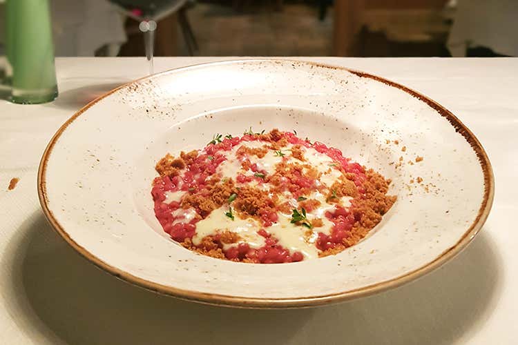 Orzo, barbabietola, briciole di speck