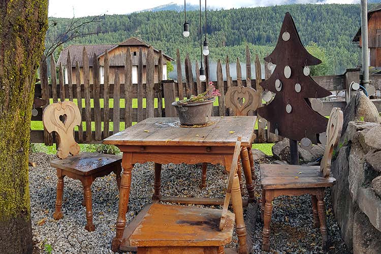 Il giardino che si affaccia sul bosco dell'altopiano